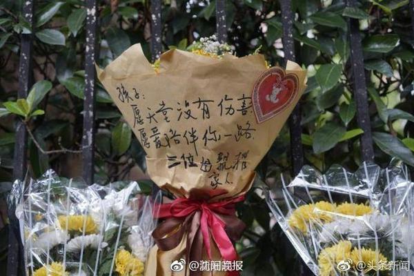 记者：利物浦等待拜仁再次报价迪亚斯，两家俱乐部保持沟通